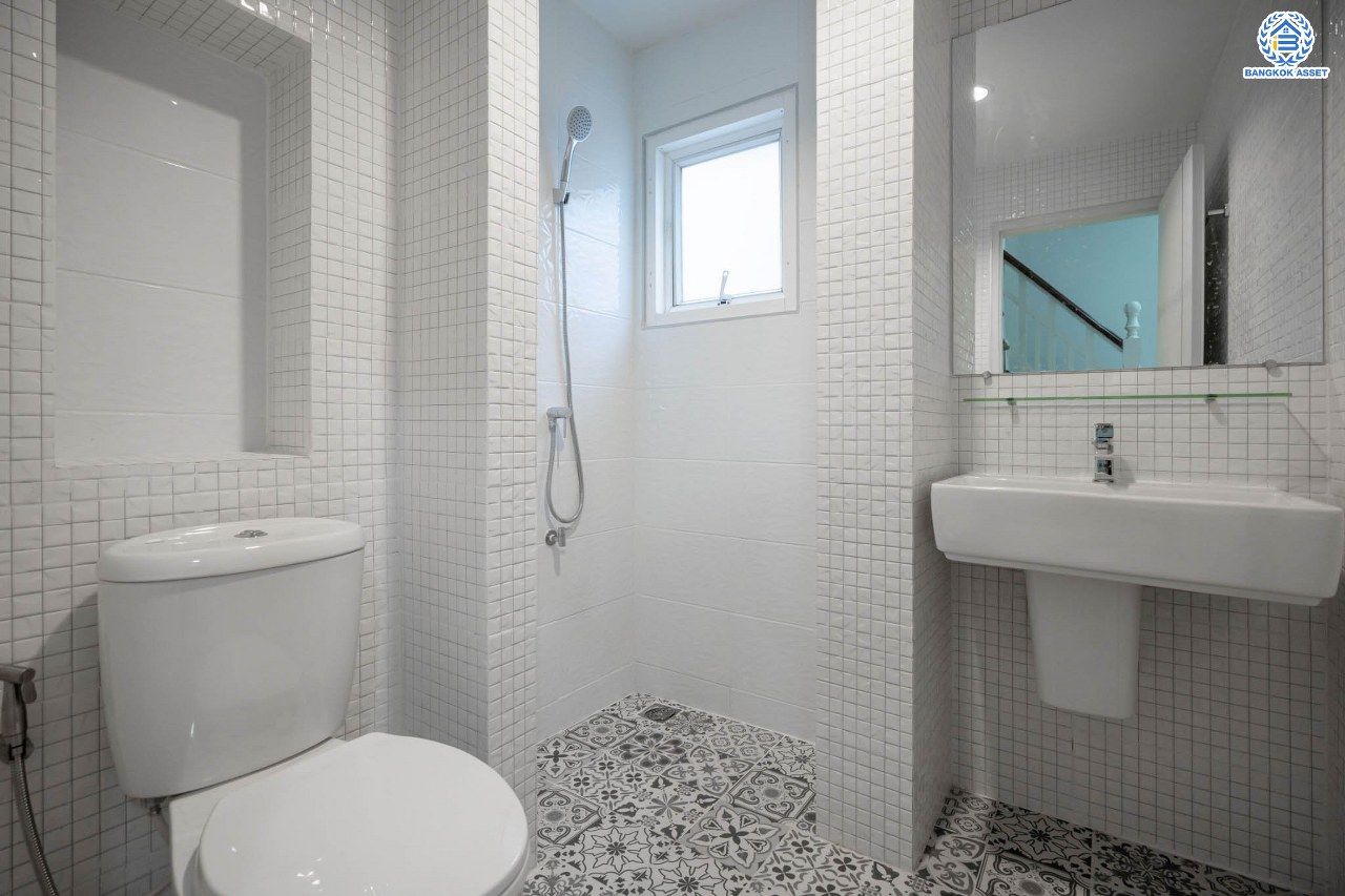 บ้านมือสองตกแต่งใหม่ โครงการ มณีรินทร์พาร์ค รัตนาธิเบศร์-ท่าอิฐ แบรนด์ Property Perfect เนื้อที่ 59.4 ตร.ว. ฟังก์ชัน 3 ห้องนอน 3 ห้องน้ำ จอดรถได้ 2 คัน บนทำเลศักยภาพ เชื่อมต่อทั้ง ถนนรัตนาธิเบศร์ และถนนราชพฤกษ์ ใจกลาง 2 เซ็นทรัลฯ ใกล้ทางด่วน "งามวงศ์วาน" และรถไฟฟ้า "สถานีบางรักน้อยท่าอิฐ"...